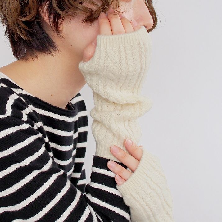 カシミヤ100％ケーブル編みアームウォーマー | Milestone公式